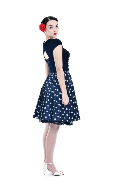 hermosa mujer joven aislada en blanco en el estudio en ropa de moda antigua que representa pinup y estilo retro