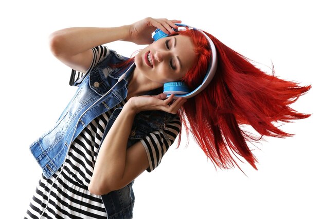 Hermosa mujer joven con auriculares aislado en blanco