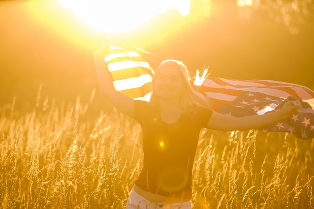 Hermosa mujer joven con bandera de Estados Unidos