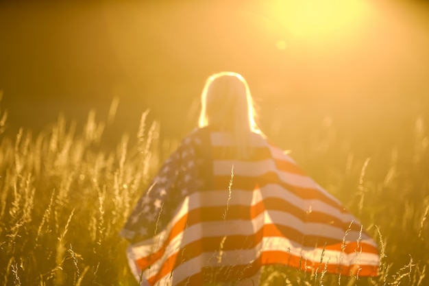 Hermosa mujer joven con bandera de Estados Unidos