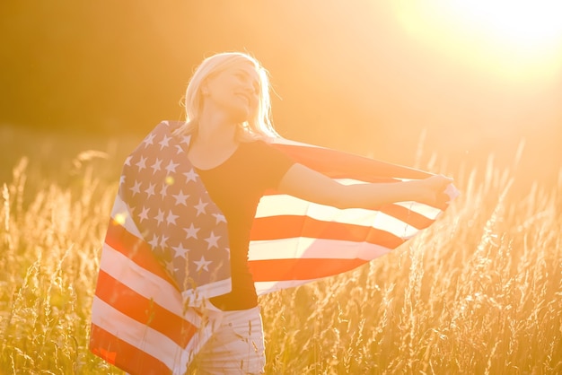 Hermosa mujer joven con bandera de Estados Unidos