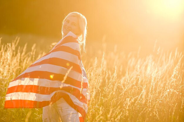 Hermosa mujer joven con bandera de Estados Unidos