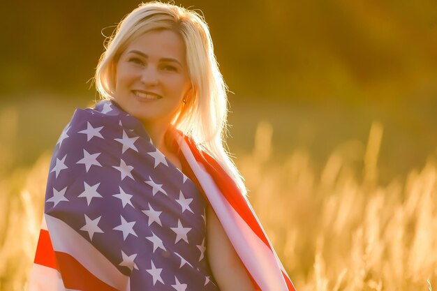 Hermosa mujer joven con bandera de Estados Unidos