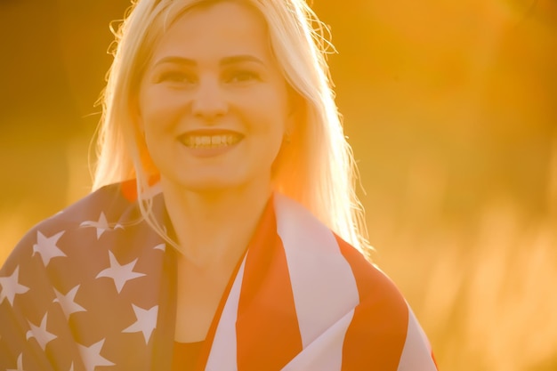 Hermosa mujer joven con bandera de Estados Unidos