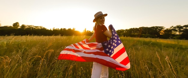 Hermosa mujer joven con bandera de Estados Unidos