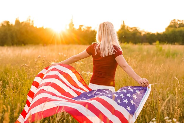 Hermosa mujer joven con bandera de Estados Unidos