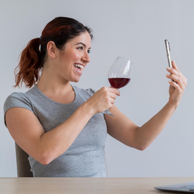 Foto una hermosa mujer joven bebiendo un vaso.