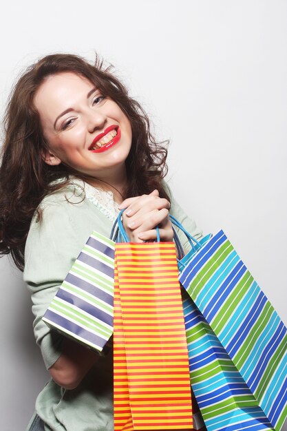 Hermosa mujer joven con bolsas de colores