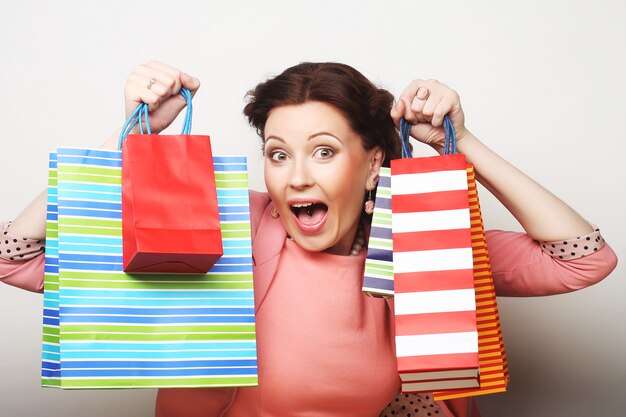 Hermosa mujer joven con bolsas de colores