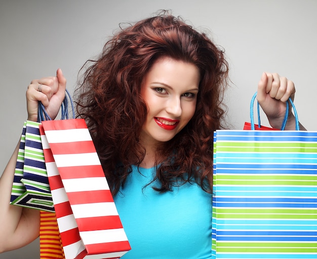 Hermosa mujer joven con bolsas de colores