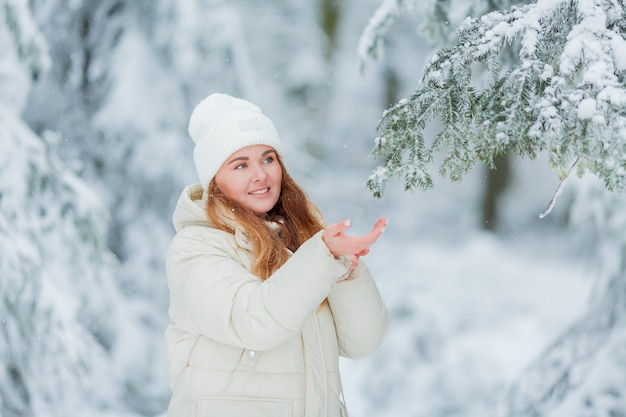 Mujer Joven Ropa De Invierno Caminar Nieve Frío Vacaciones Estilo De Vida  Fotos, retratos, imágenes y fotografía de archivo libres de derecho. Image  181898754