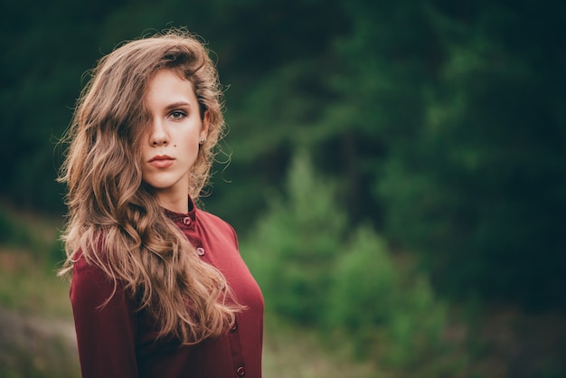 Hermosa mujer joven en el bosque