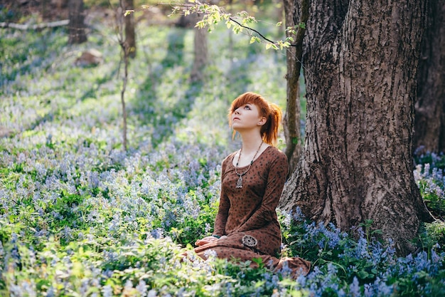 Hermosa mujer joven en el bosque