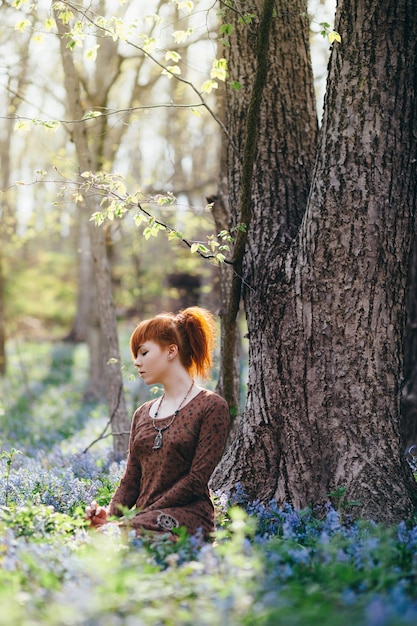 Hermosa mujer joven en el bosque