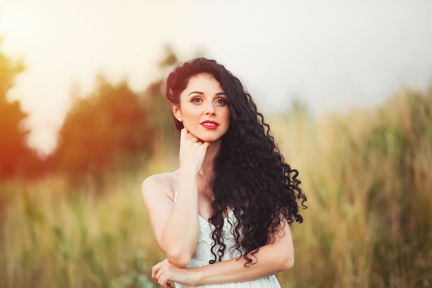 Hermosa mujer joven con cabello largo y hermoso