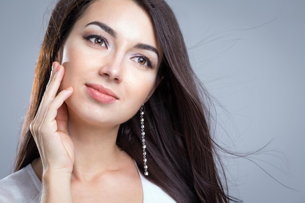 Hermosa mujer joven con cabello oscuro