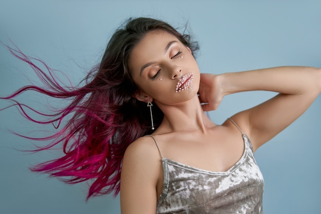 Hermosa mujer joven con cabello teñido de color rojo púrpura