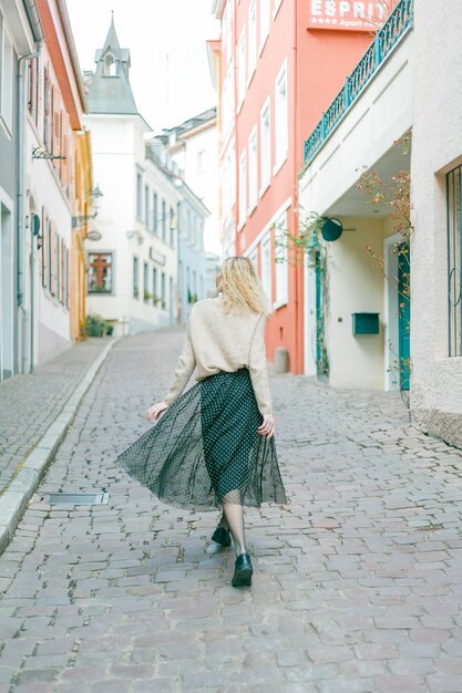 Hermosa mujer joven en la calle de una ciudad europea