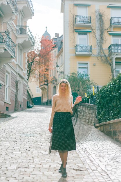 Hermosa mujer joven en la calle de una ciudad europea