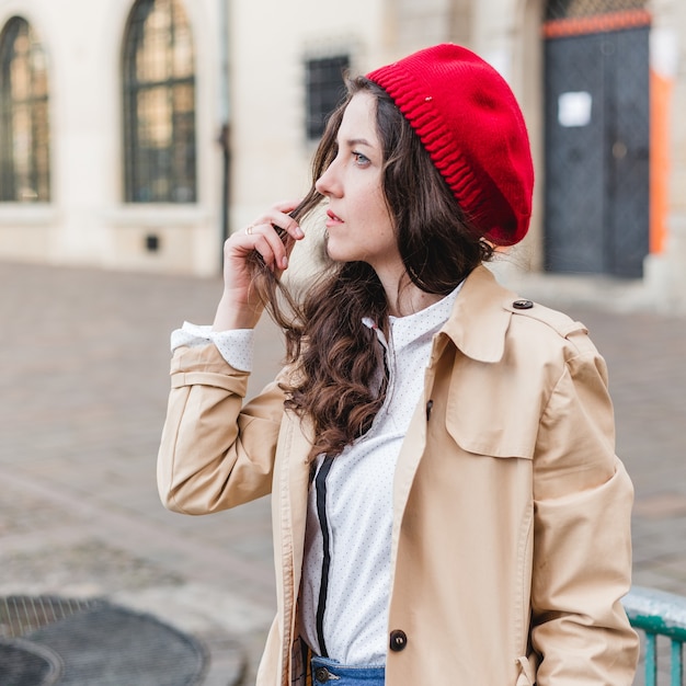 Hermosa mujer joven en las calles de la ciudad