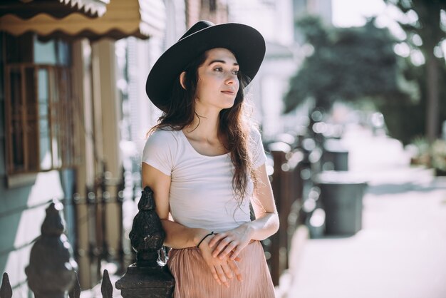 Hermosa mujer joven caminando en Nueva york en un día soleado