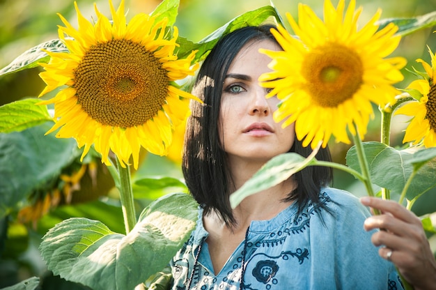 Hermosa mujer joven en un campo de girasoles