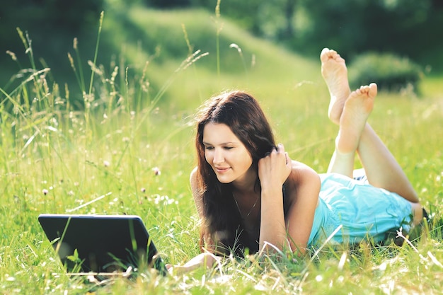 Hermosa mujer joven en campo en verano