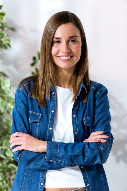 Hermosa mujer joven en casa.