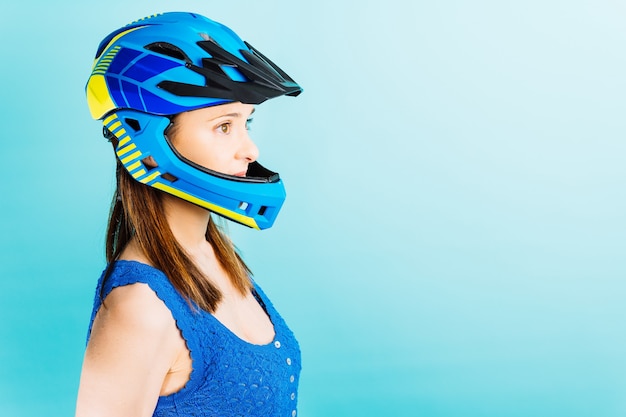 Hermosa mujer joven con casco integral para deportes extremos. concepto de mujer y deporte