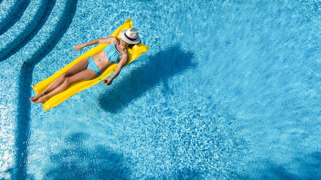 Hermosa mujer joven en un colchón inflable