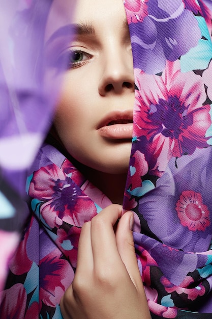 Hermosa mujer joven en colorido mantón de flores moda estilo étnico oriental