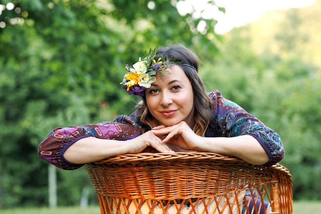 Hermosa mujer joven contra la naturaleza de verano de fondo en el pueblo nacional de los Balcanes