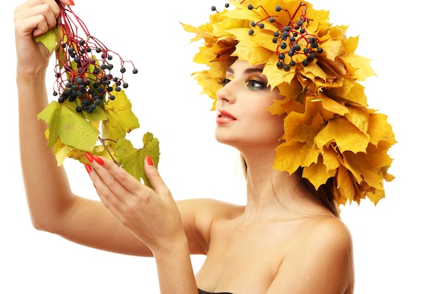 Hermosa mujer joven con corona de otoño amarillo, sobre blanco