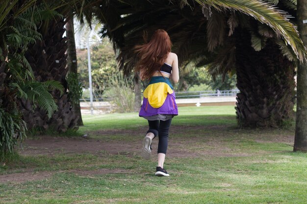 hermosa mujer joven corriendo en un parque