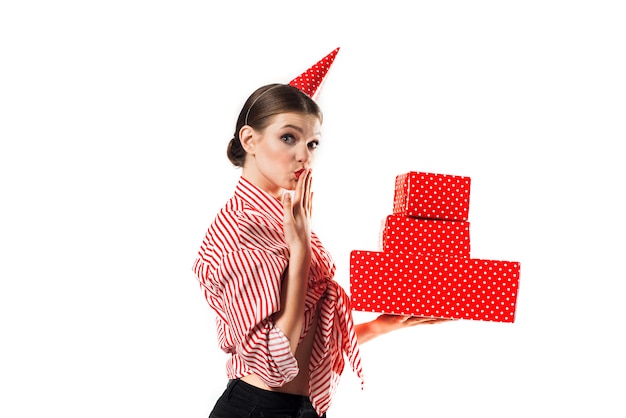 Hermosa mujer joven delgada vistiendo un rojo a rayas con cajas de regalo rojas