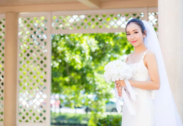 hermosa mujer joven en el día de la boda