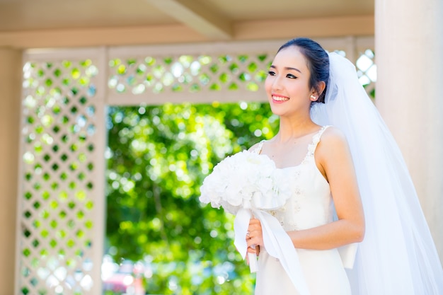 hermosa mujer joven en el día de la boda