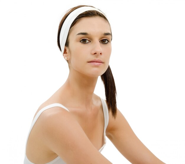 Hermosa mujer joven con diadema blanca en el cabello