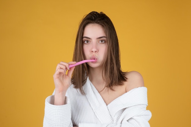 Hermosa mujer joven con dientes sanos hermosa sonrisa femenina Concepto dental