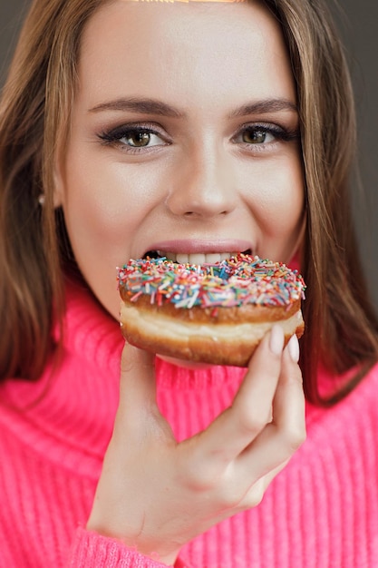 hermosa mujer joven con donut retrato casual