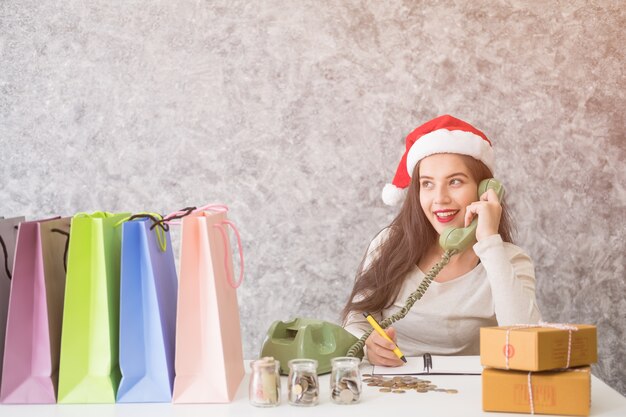 Foto hermosa mujer joven le encanta comprar en línea