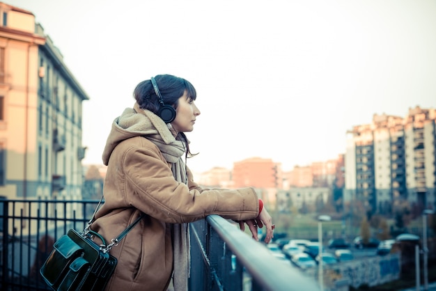 hermosa mujer joven escuchando auriculares de música