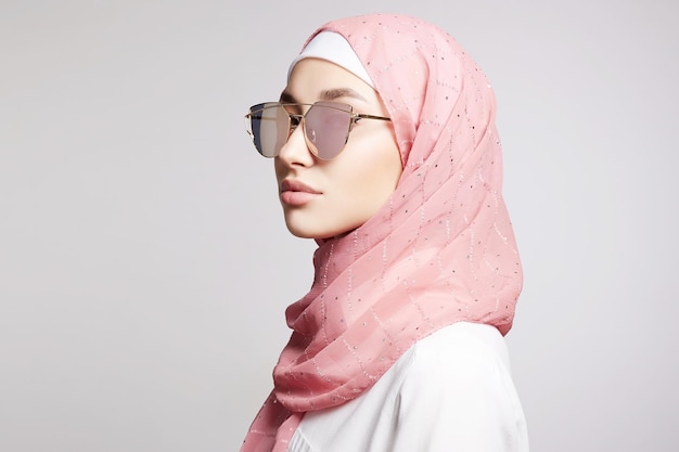 hermosa mujer joven de estilo islámico belleza chica en hijab y gafas de sol