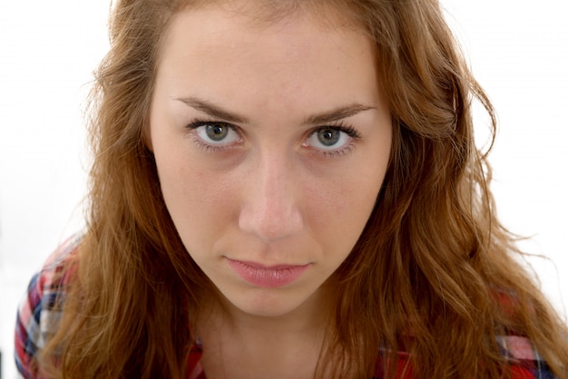 Foto hermosa mujer joven con una expresión de tristeza