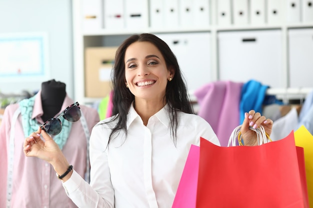 Hermosa mujer joven feliz con bolsas de compras