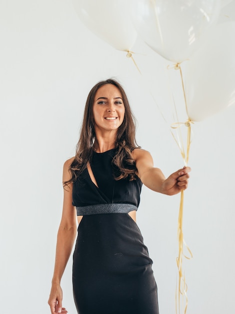 Hermosa mujer joven feliz en la fiesta de cumpleaños.