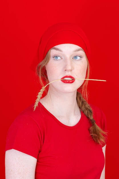 Hermosa mujer joven feliz en rojo