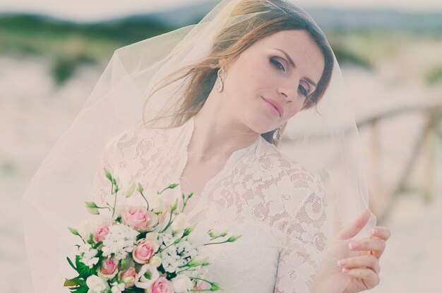 Hermosa mujer joven feliz en vestido de novia