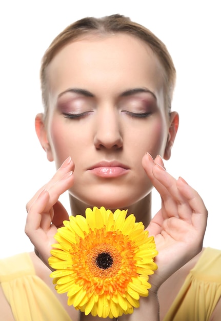 Hermosa mujer joven con flor de gerber