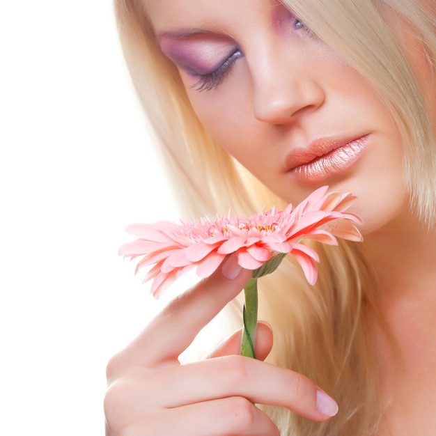 Hermosa mujer joven con flor de gerber